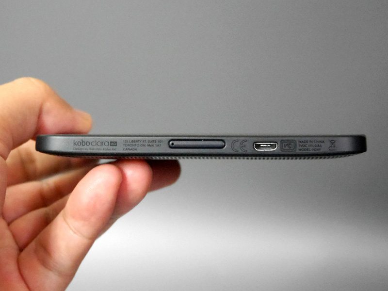 背面上部にあった電源ボタンは底面中央へと移動した。ボタン左端の穴は充電時などに光るLED