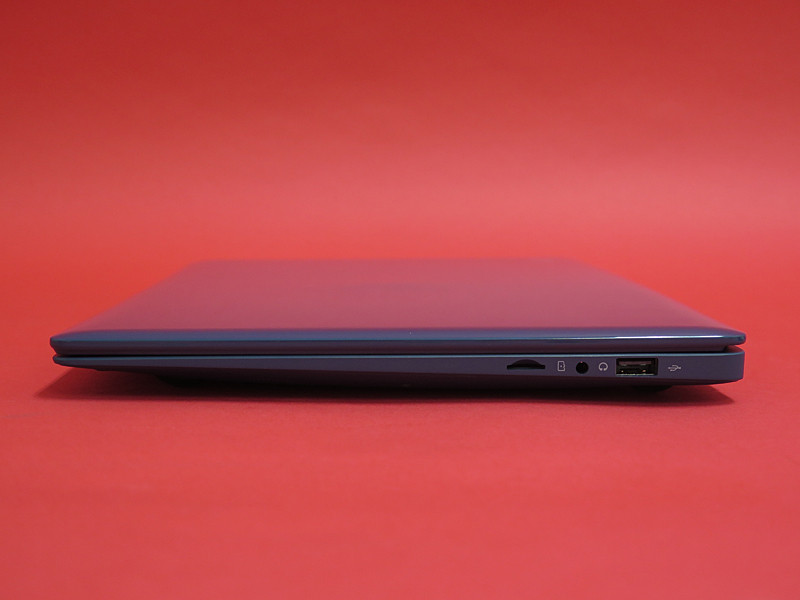 右側面にはUSB 2.0、ステレオミニジャック、microSDカードスロットを装備