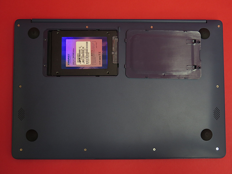 2.5インチのシャドウベイがあり、7mm厚のSSDやHDDを増設可能