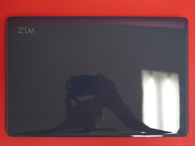 天板は光沢感が強く、指紋がつきやすい