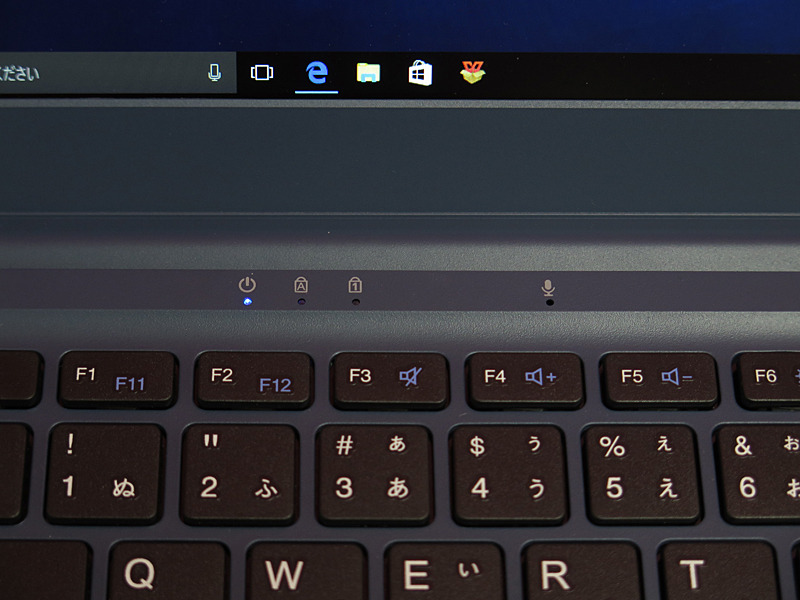 キーボードの奥にLEDインジケータがある
