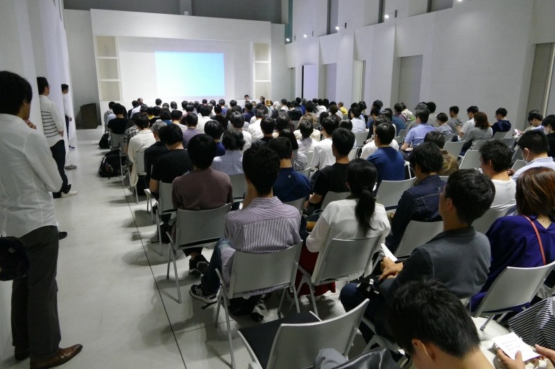 会場は満席だった