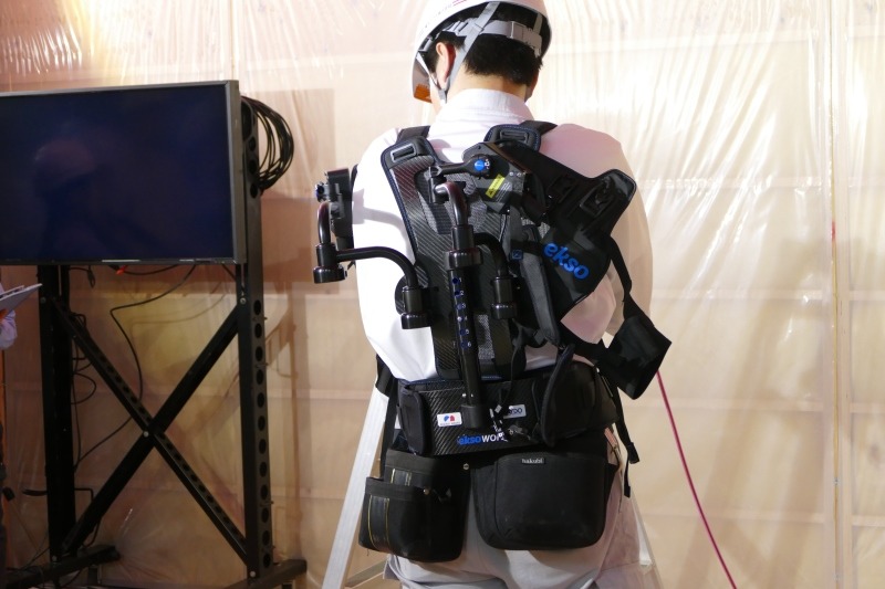 着用時はリュックのように背負う