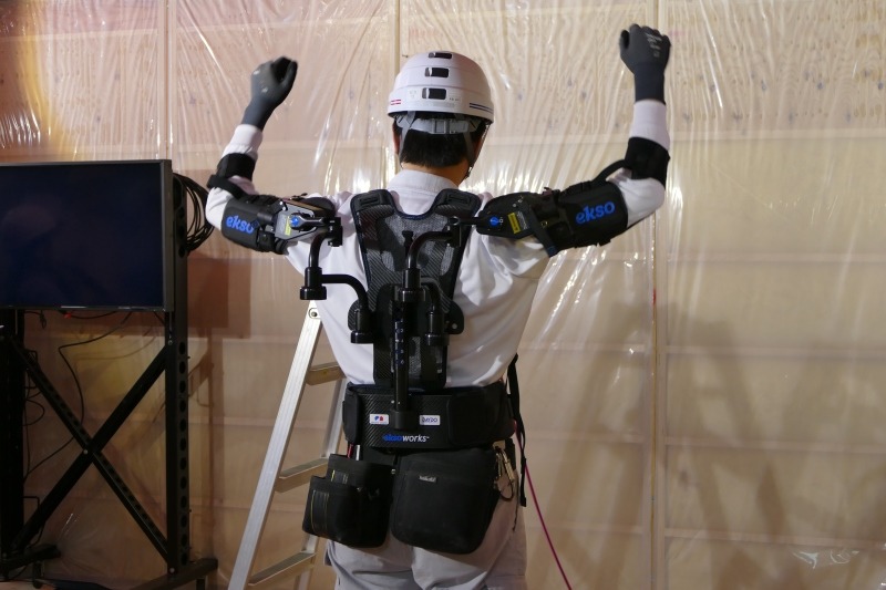 肩や腕の動きが妨げられず、道具を入れる腰帯とも干渉しない