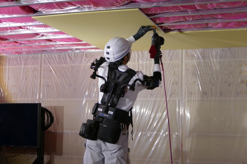 上向き作業用アシストスーツ「Ekso Vest」を使った作業