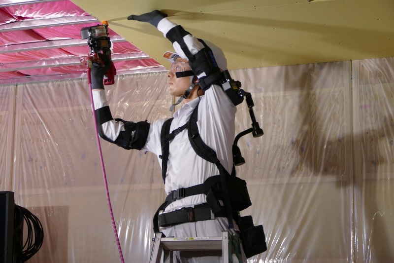 腕を持ち上げる力をアシストする