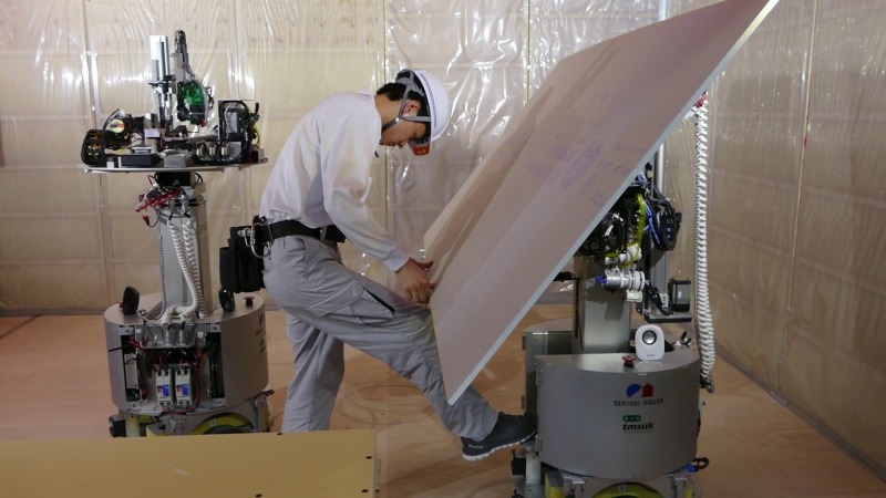 ロボットに石膏ボードをセットする