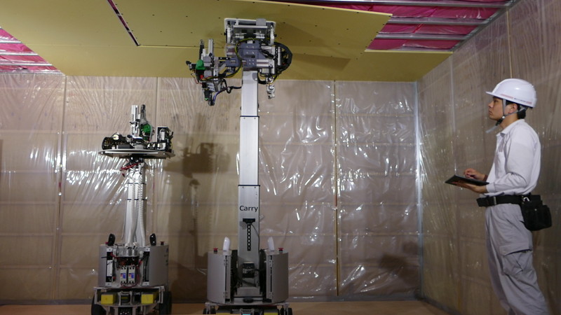 ロボットが微調整しながら石膏ボードを位置合わせする