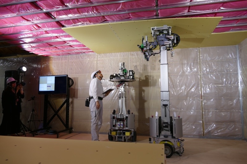 2台1組で協調作業する