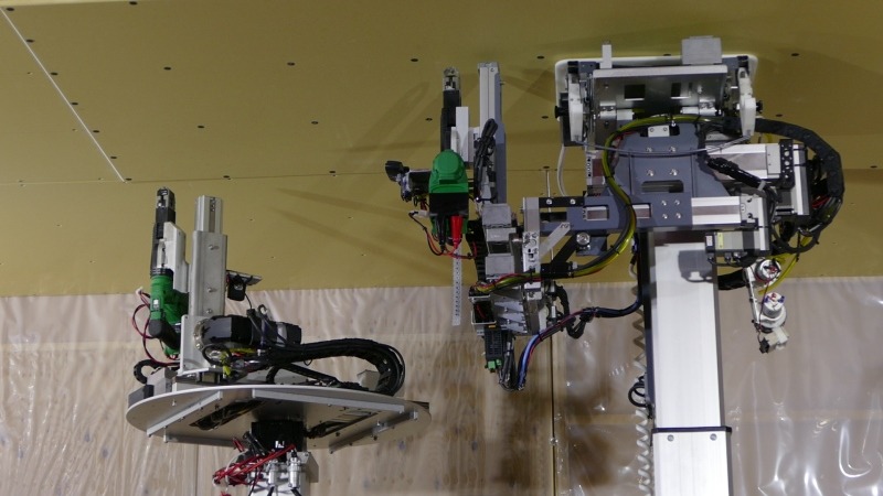 もう1台のロボットがビスで固定する