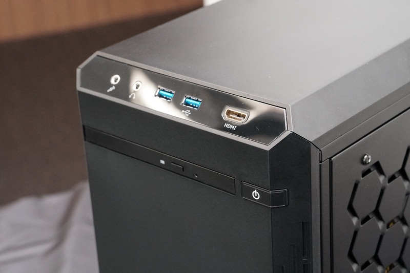 前面に音声入出力、USB 3.0に加え、HDMI出力を備え、VRや配信などに好適。光学ドライブも内蔵可能