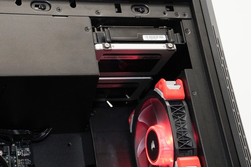 前面上部に内蔵ベイ