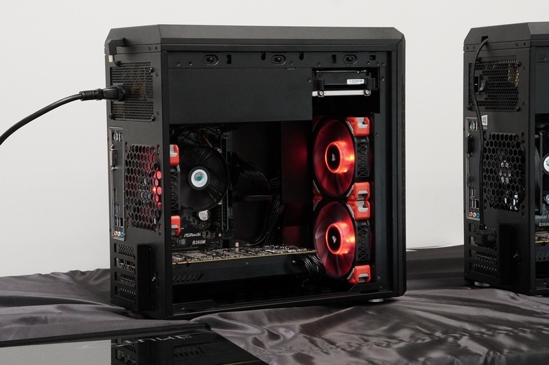 LEDつきファンの装着例。今のところは赤色に光るファンのみに対応