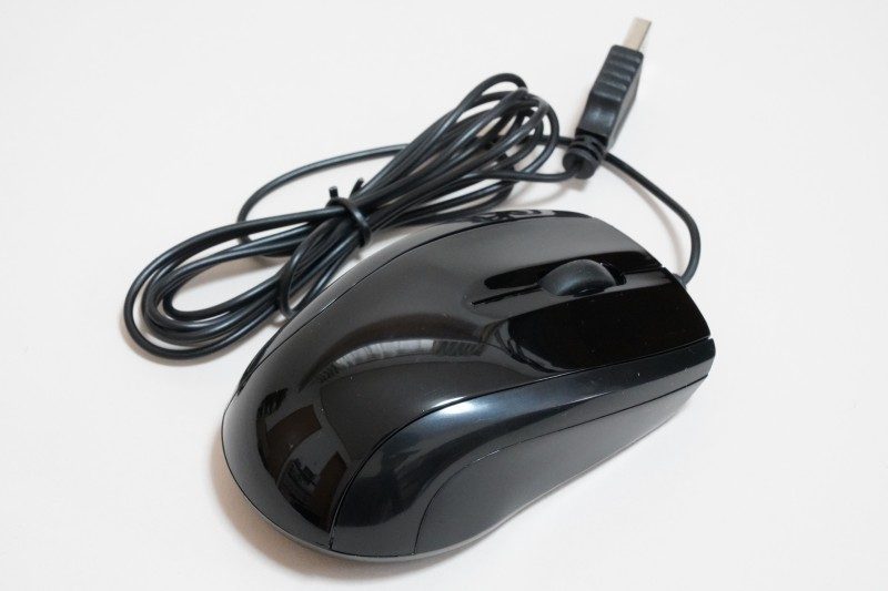 同梱される有線マウス。重量は実測約65g。ケーブルの長さは実測約155cm