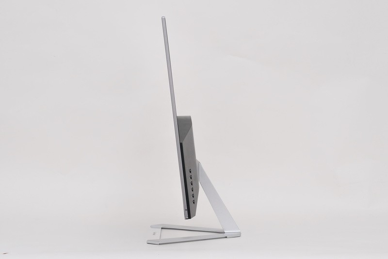 チルト角度は、下4度、上15度の範囲内で調節可能