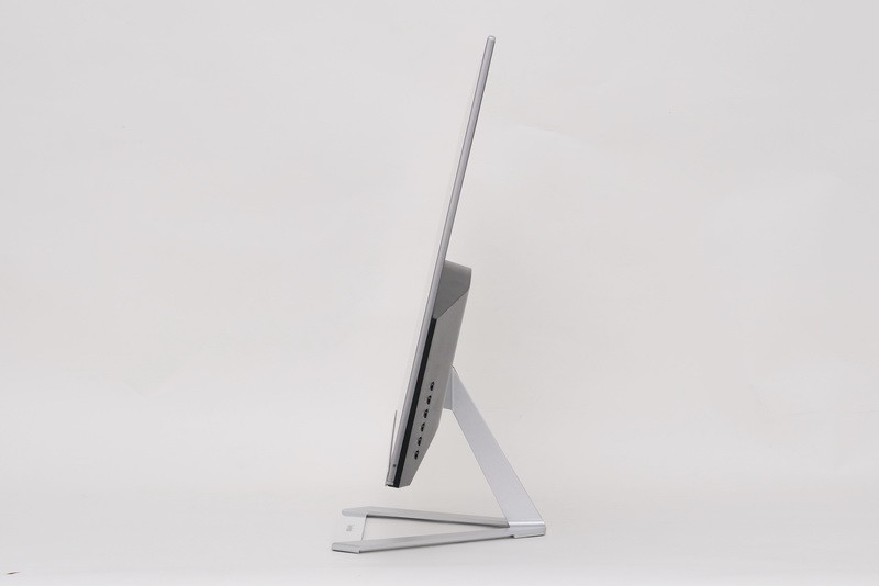 チルト角度は、下4度、上15度の範囲内で調節可能