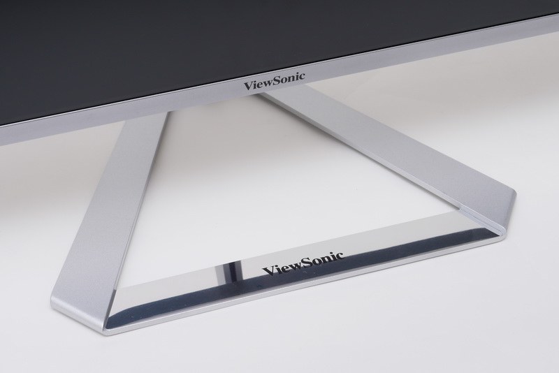 付属スタンド。形状は三角形で、本体をしっかりと支える