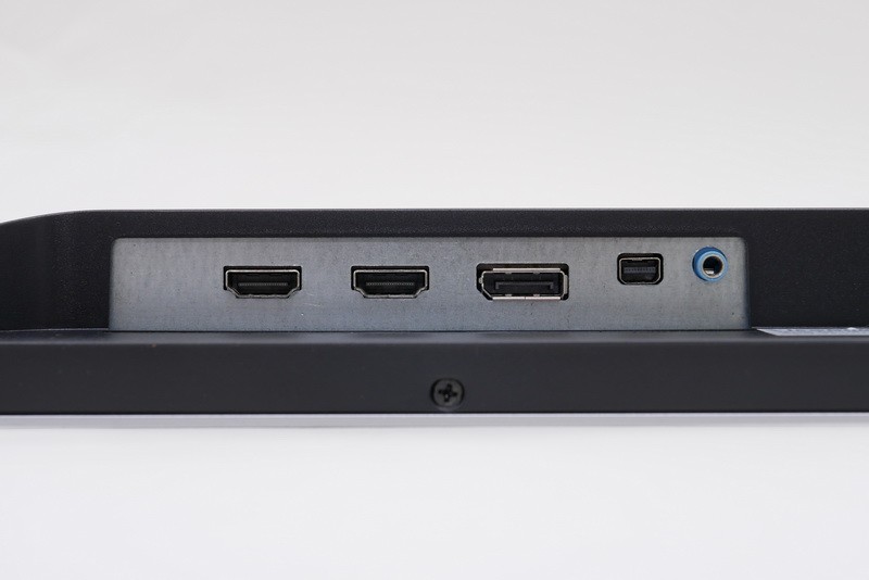映像入力端子は、、DisplayPort 1.2×1系統、Mini DisplayPort 1.2×1系統、HDMI 1.4×2系統と全4系統を用意。この他、音声出力端子もある