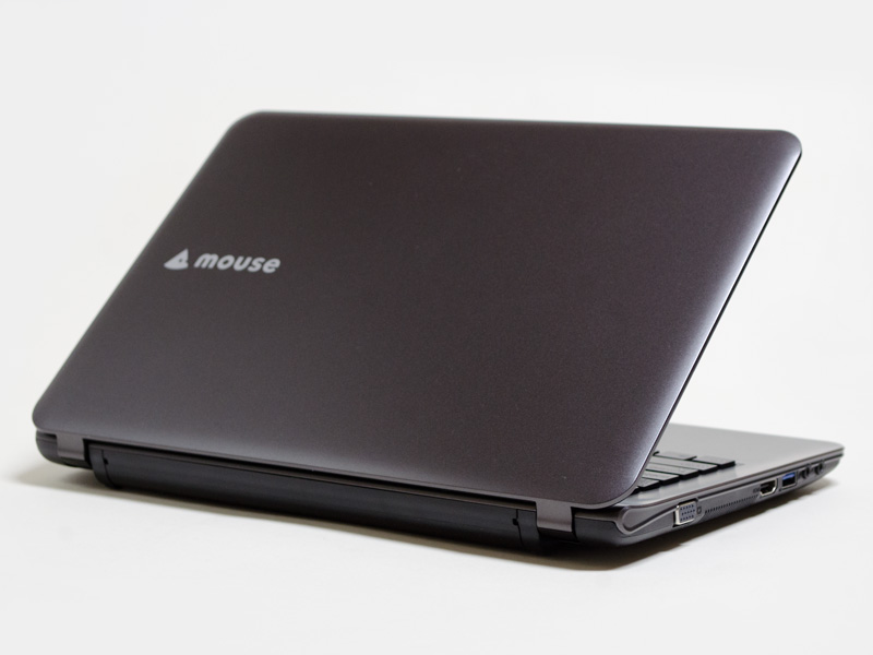 斜め後ろから。トップカバーにはmouseのロゴ。バッテリは着脱式