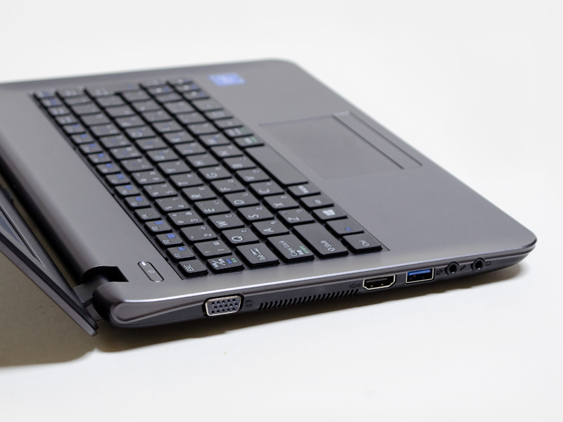 左。ミニD-Sub15ピン、HDMI、USB 3.0、音声入出力。パネルの角度はこれが最大