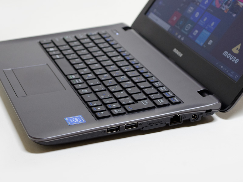 右。ロックポート、電源入力、Ethernet、マルチカードリーダー、USB 2.0×2