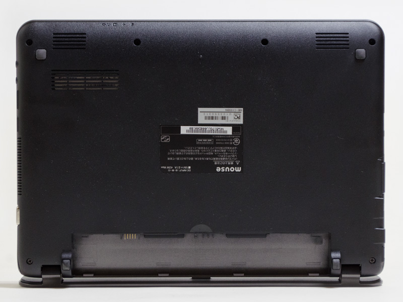 裏。手前左右にスピーカー用のスリット。ストレージやメモリなどにアクセスする小パネルはない
