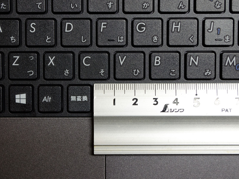 キーピッチは実測で約17mm(仕様上は17.43mm)。手前と右側の一部が狭くなっている