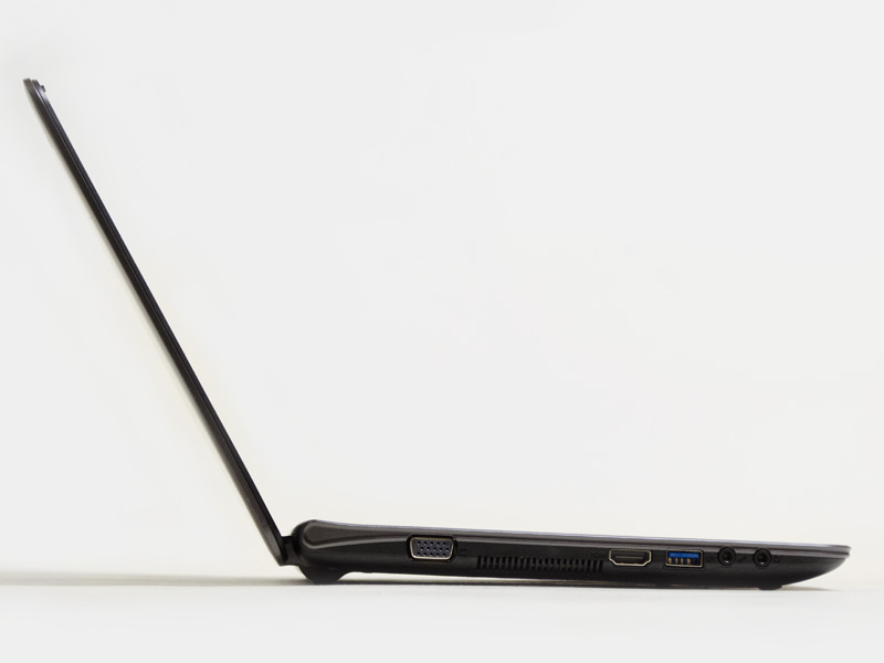 横から。バッテリにゴム足があり、後ろ側が少し高くなっているのが分かる