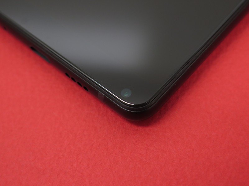 前面カメラは本体右下に配置される