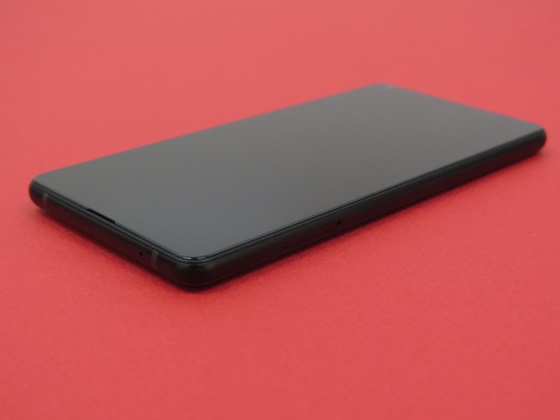 側面は金属のフレーム。本体サイズは74.9×150.86×8.1mm(幅×奥行き×高さ)で、厚みはそこそこある印象