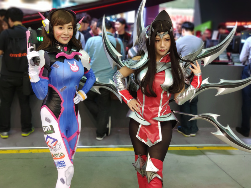 ポートレートモードをオンにするとカメラが望遠端に切り替えられ、背景のぼかしが有効になる。作例はほぼパーフェクトと言って良いが、ハンドガンと女性の顔のあいだの背景の「H」の文字だけがうまくボケていない