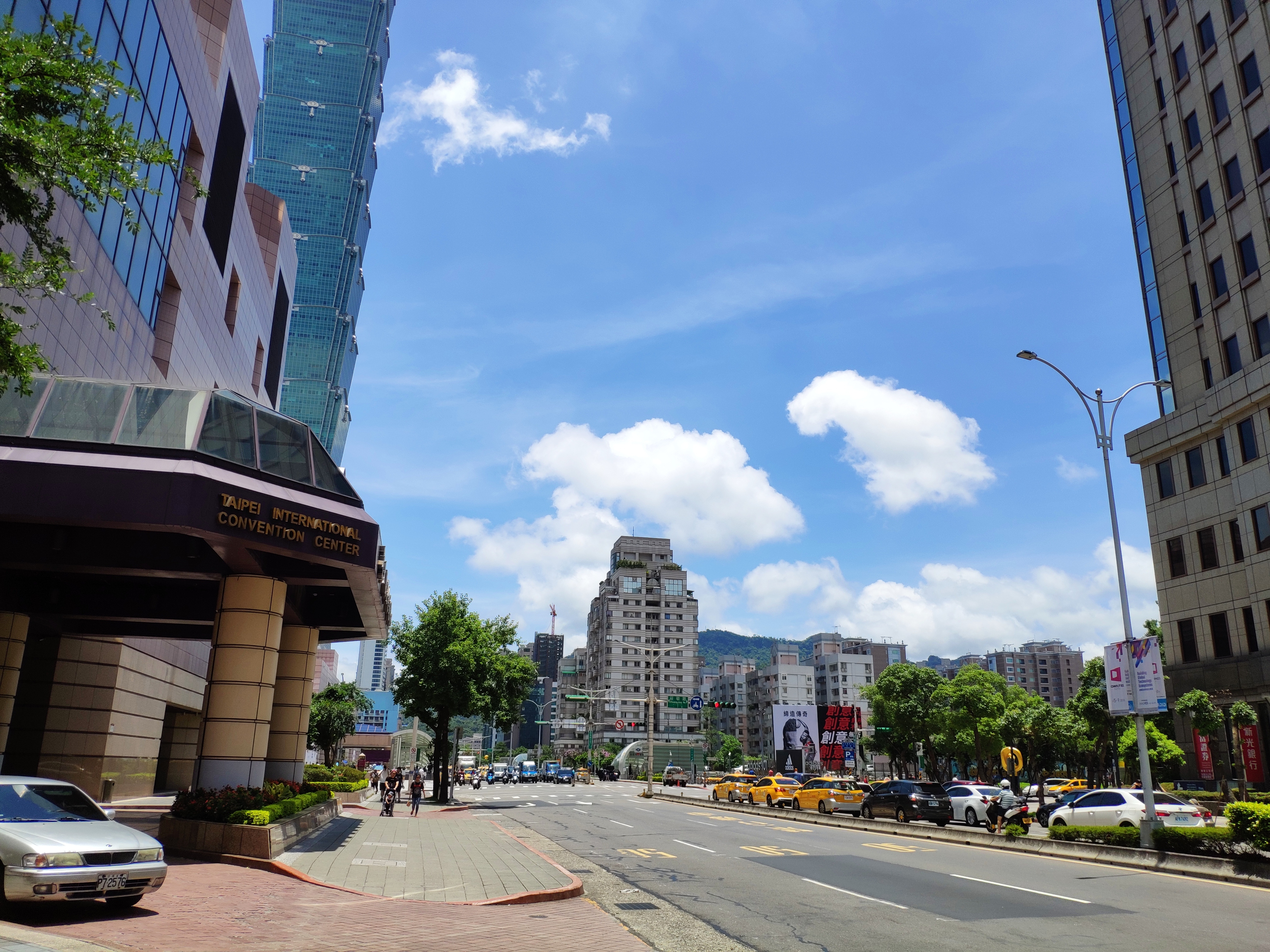 TICC付近で、AIモードをオンにしたところ、建築物として認識され、スッキリとした空の絵になった