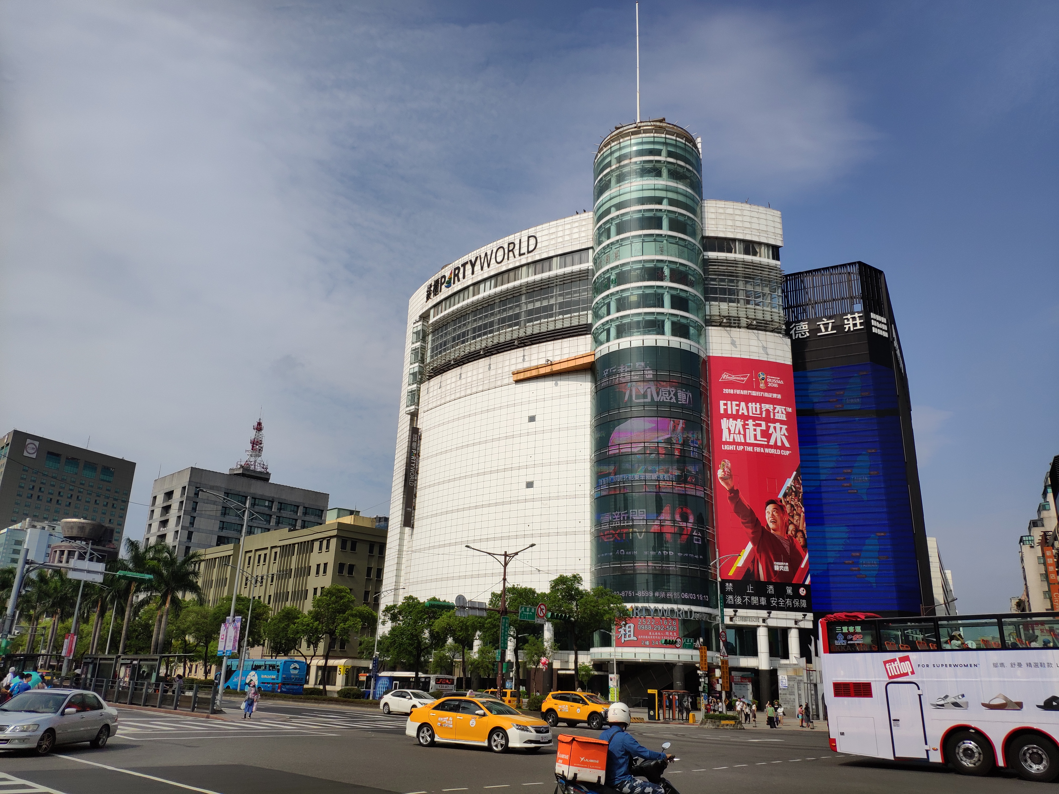 台北の西門駅付近。ぱっと見る限り解像感が高い絵になっているが、よく見るとバスの椅子や対面の信号など、ベタ塗りっぽく見える
