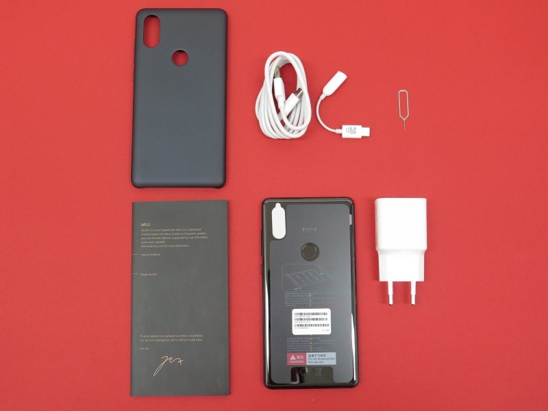 パッケージの内容物。Xiaomiのスマートフォンにはヘッドフォンは付属しないようだ