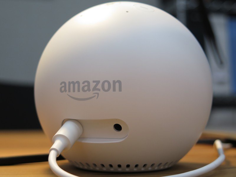 本体背面には3.5mmステレオミニジャック出力を備える