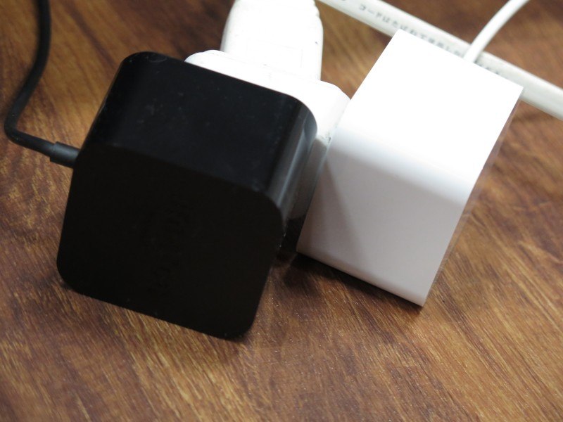 ACアダプタはキューブ型