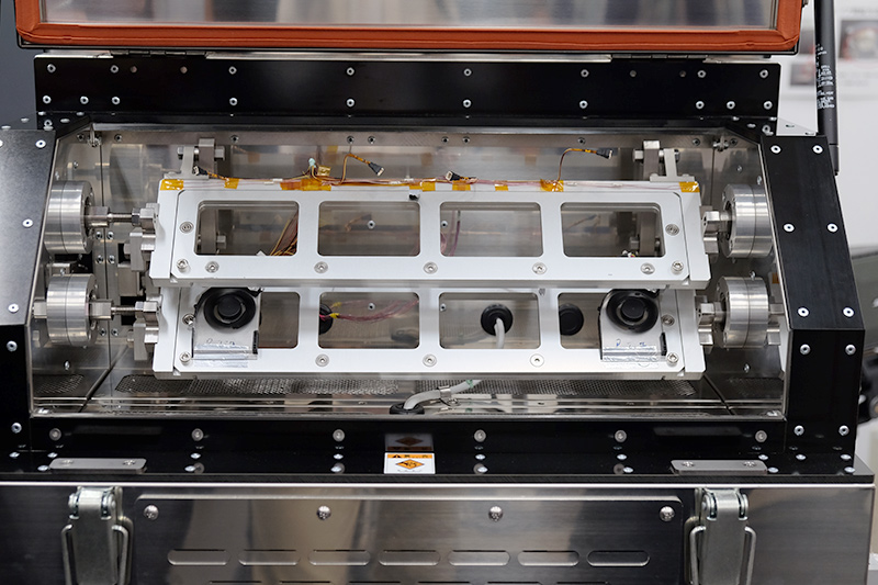 高温環境と同時に動作中に揺らし続けることでさらに加速試験を行なう