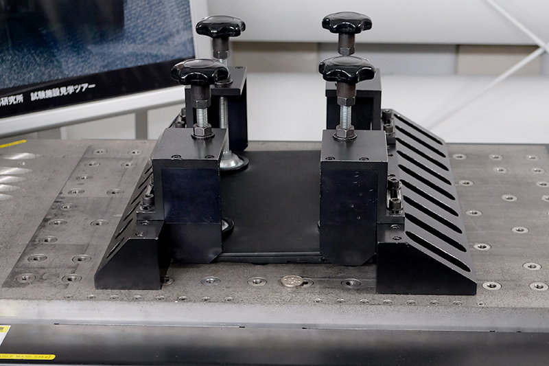 クランプで台に固定されている