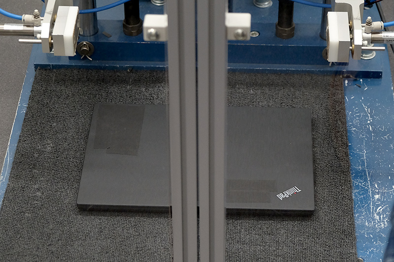 叩きつけられる