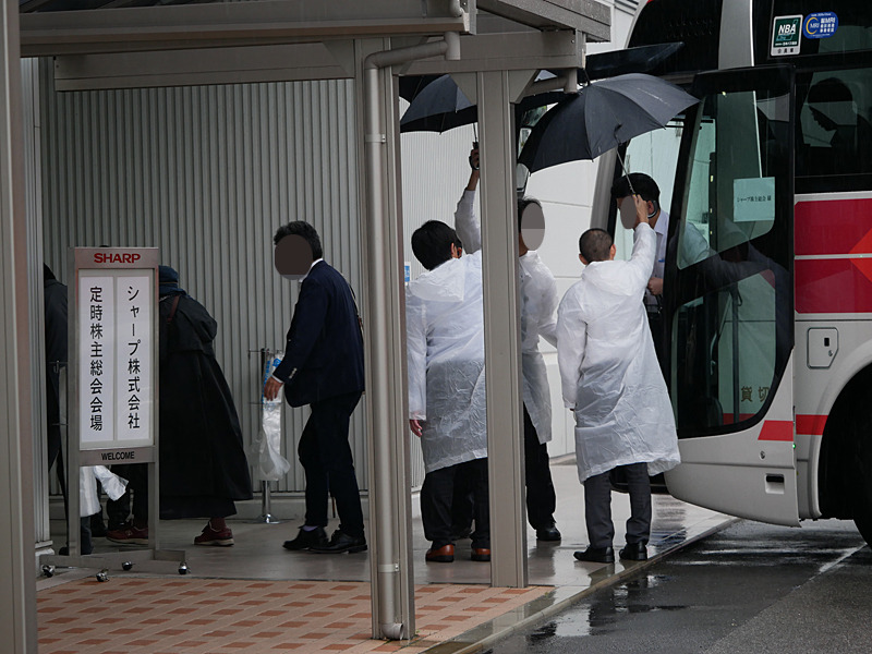 株主総会会場にシャープ本社に入る株主たち