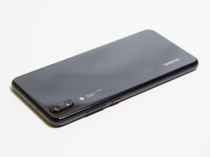 右/上。右側面に音量±ボタンと電源ボタン