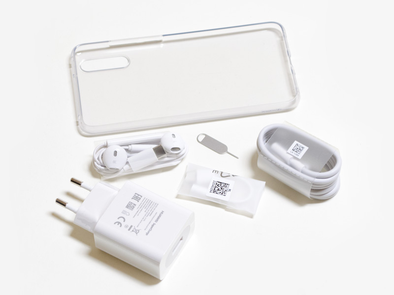 付属品。保護ケース、USB-Cハイレゾイヤフォン、イジェクトピン、USB-C to 3.5mmヘッドフォンジャックアダプタ、USB Type-C 2.0ケーブル、ACアダプタ