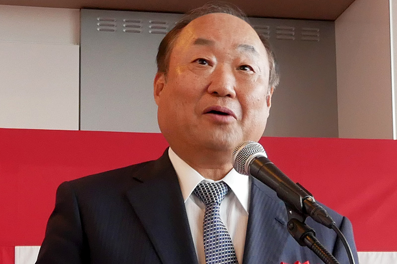 挨拶するシャープの野村勝明副社長