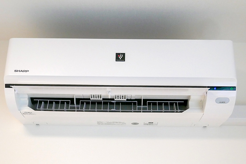 エアコンはシャープ製。高濃度プラズマクラスターイオンを搭載している