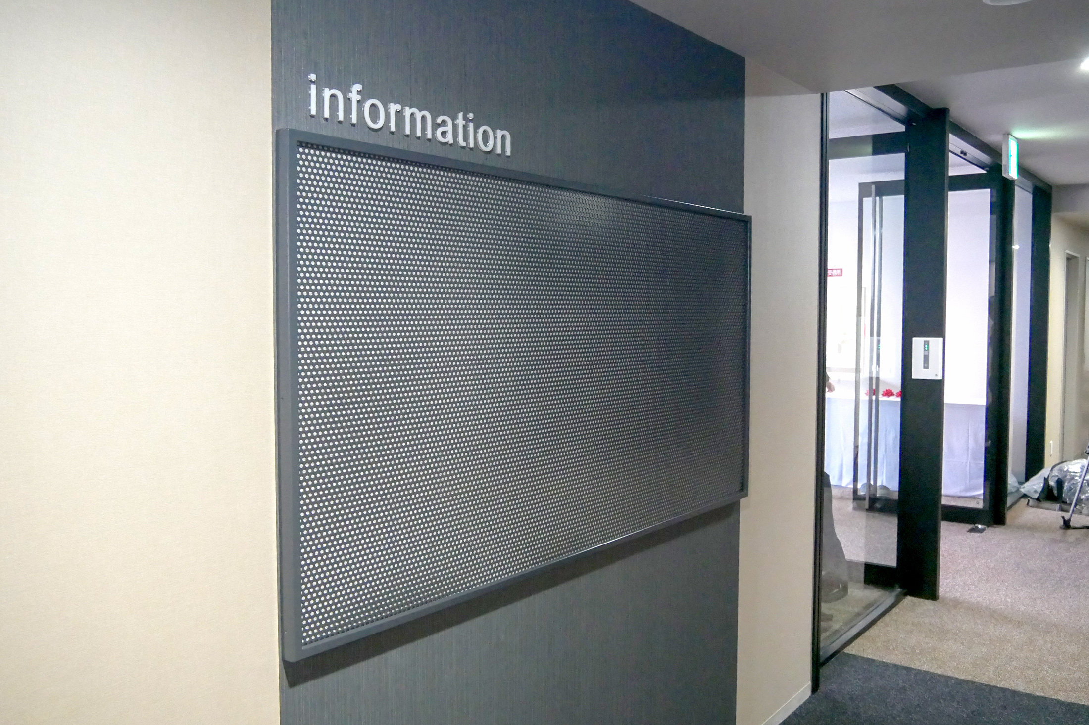 1階の掲示板。ここに入居者向けの情報が掲載される