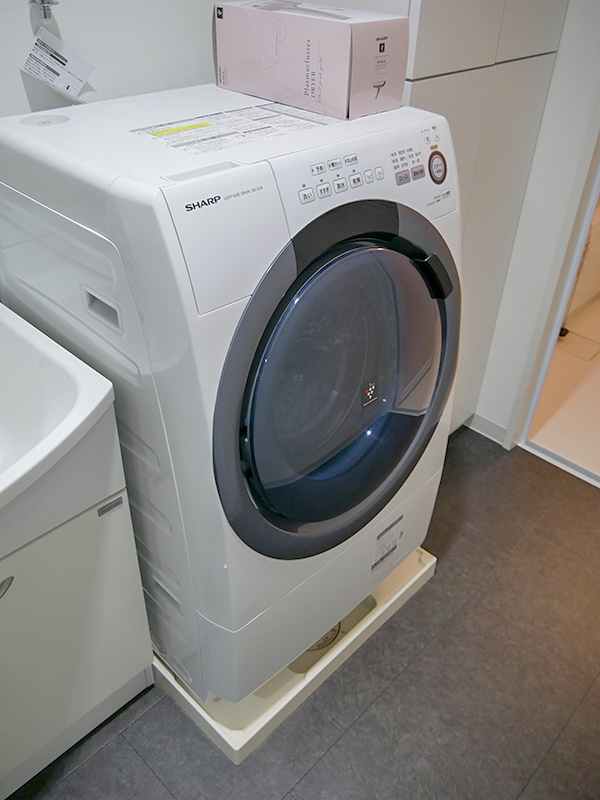 VIPルームには洗濯機が設置されている。洗濯機の上にはプラズマクラスタードライヤーの箱も