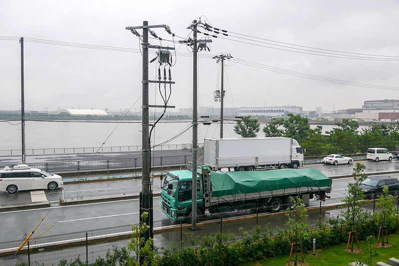 バルコニーからは、大阪湾につながる大和川が見える。残念ながらランドマークといえるようなものが見えるわけではない