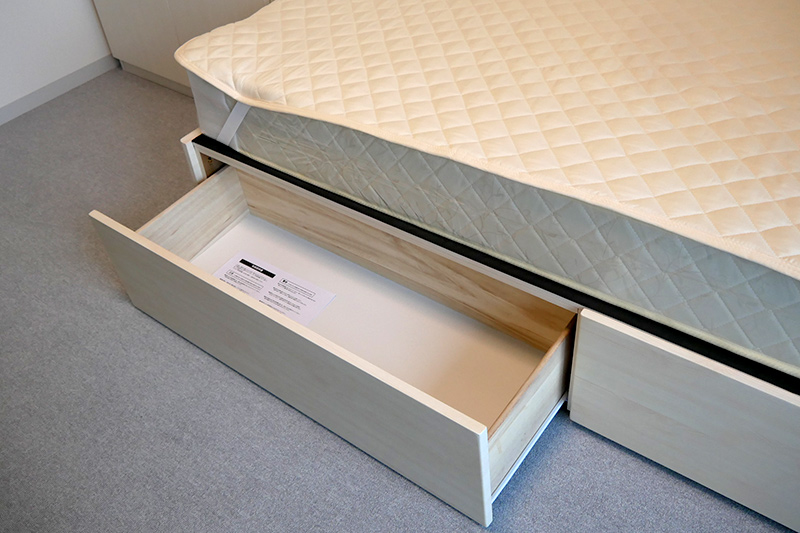 ベッドの下には収納を用意している