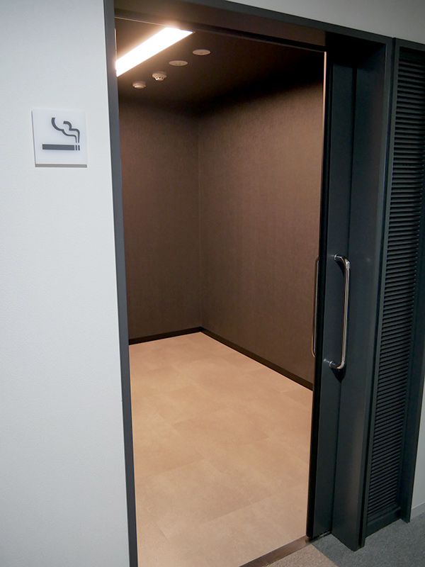 喫煙室は各フロアに用意されている