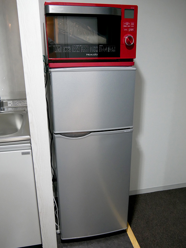 冷蔵庫とともに、単身者向けに最適なヘルシオも設置されている